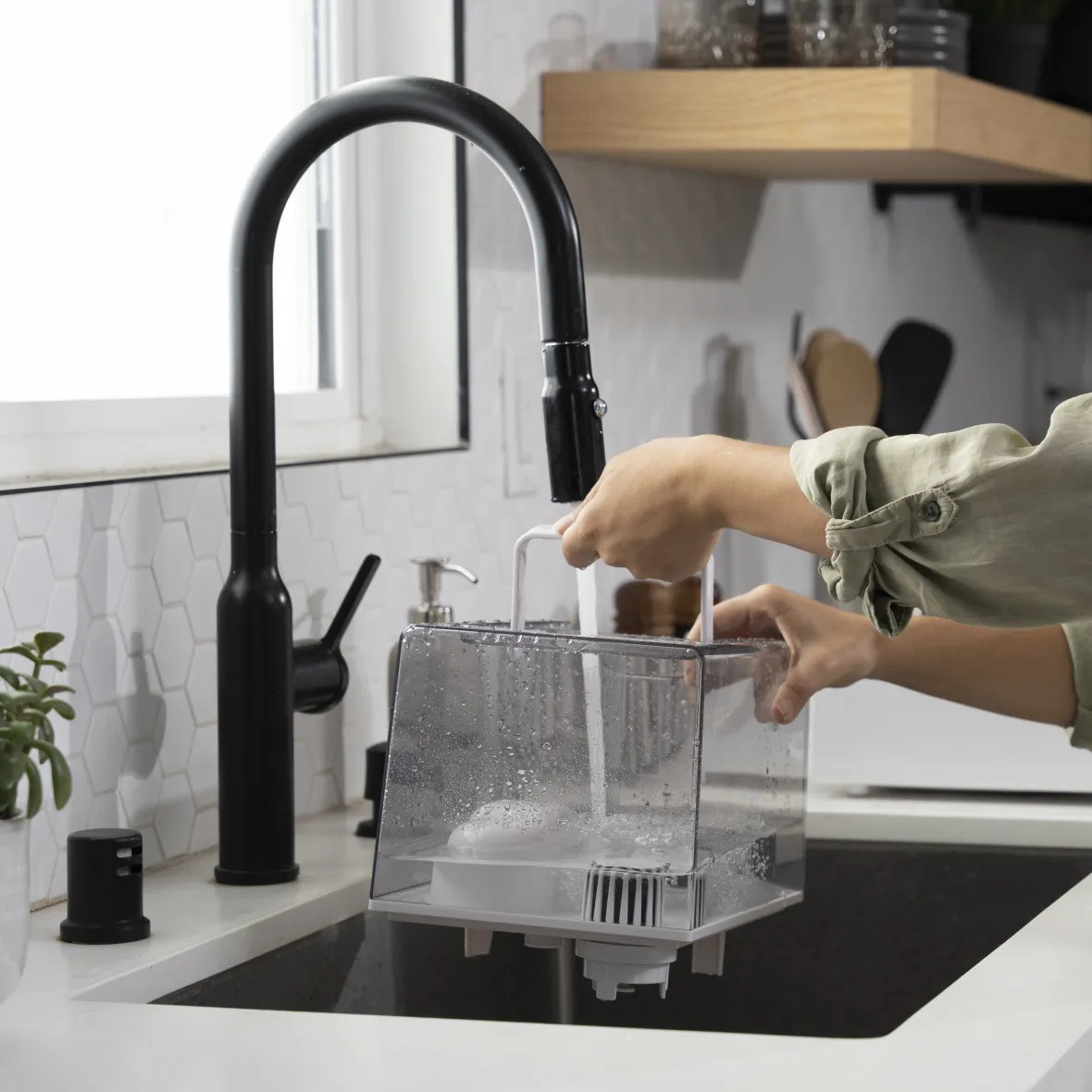 Великий резервуар для води зі зручним наповненням